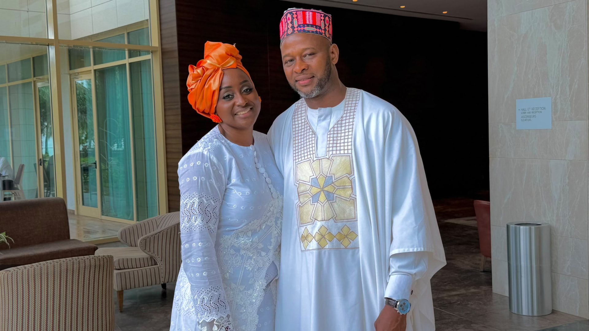 Miss Hann et Bailo ensemble, en tenue traditionnelle
